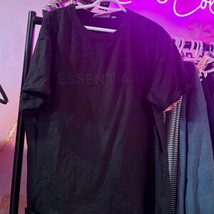131. essentials t shirt L